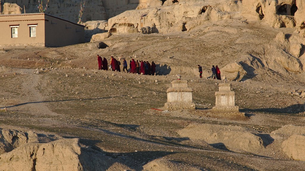 Die Mönche machen sich auf den Weg nach oben